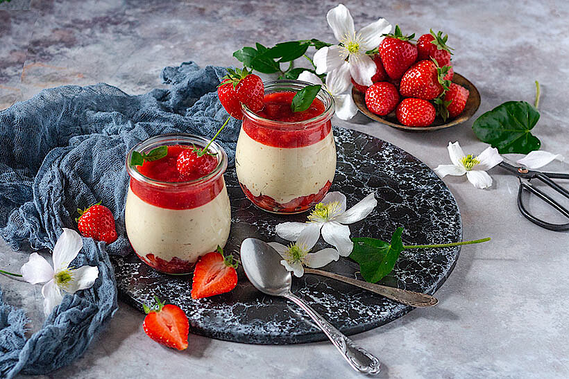 Strawberry Dessert with vegan White Brittle Chocolate