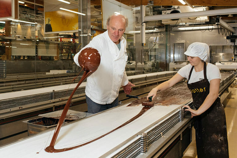 josef-zotter-mit-mitarbeiterin-produktion-bean-to-Bar Chocolate